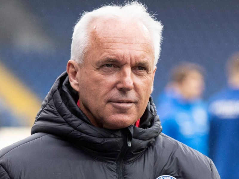 Eintracht-Sportvorstand Peter Vollmann äußert sich zum Saisonstart., Peter Vollmann (l.) stärkt Trainer Michael Schiele (r.) den Rücken.