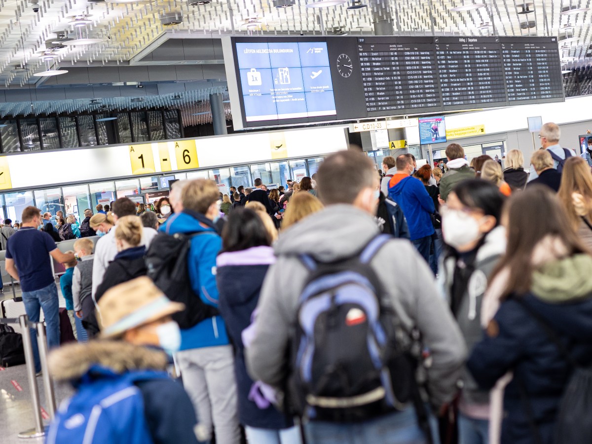 Lange Warteschlange vor Flughafen-Schalter