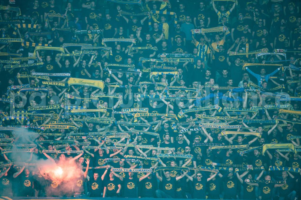 Fans von Eintracht Braunschweig auf der Tribüne.