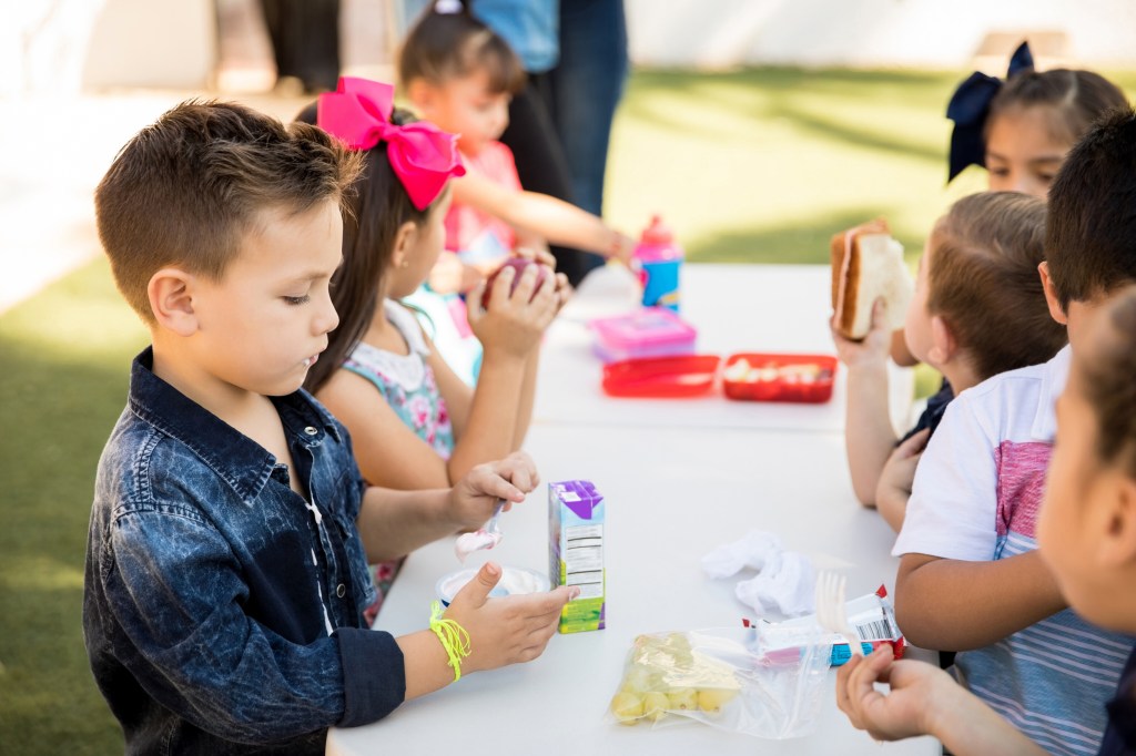 Kinder essen gemeinsam 