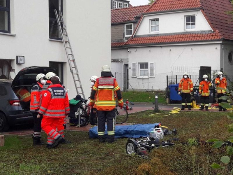 In Braunschweig ist ein Auto in ein Haus gedonnert.