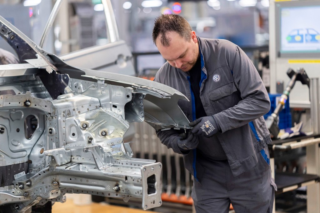 vw mitarbeiter werk wolfsburg kurzarbeit