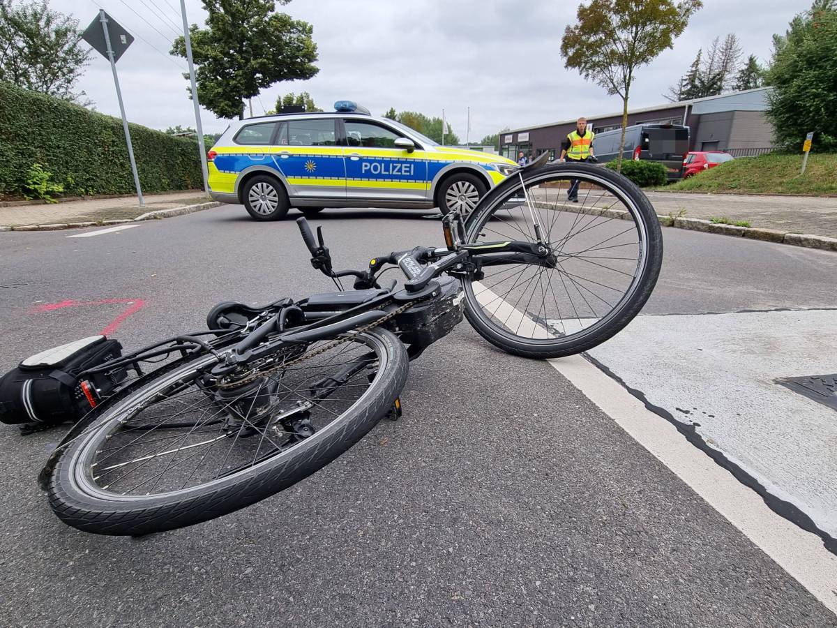 Ein Autofahrer hat einen Radfahrer in Wolfsburg umgefahren