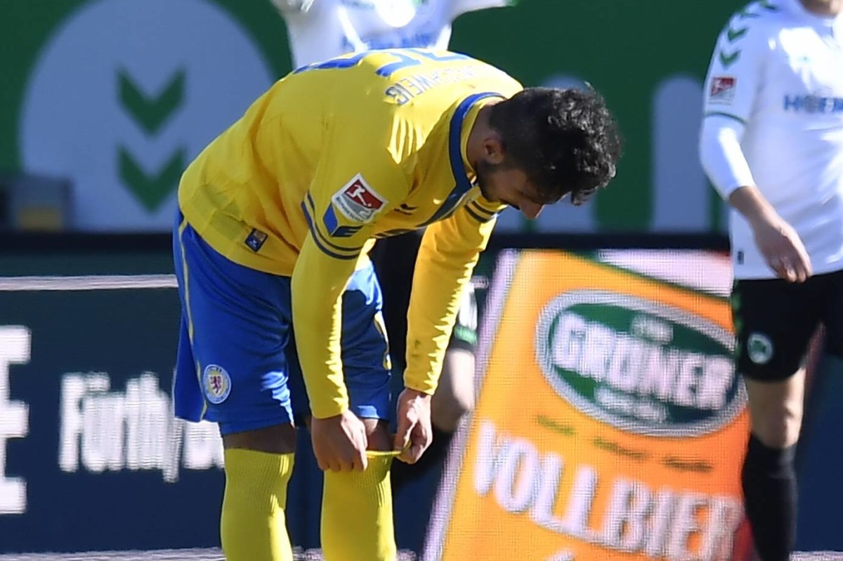 Onur Bulut zieht sich nach einer Niederlage mit Eintracht Braunschweig die Stutzen hoch.