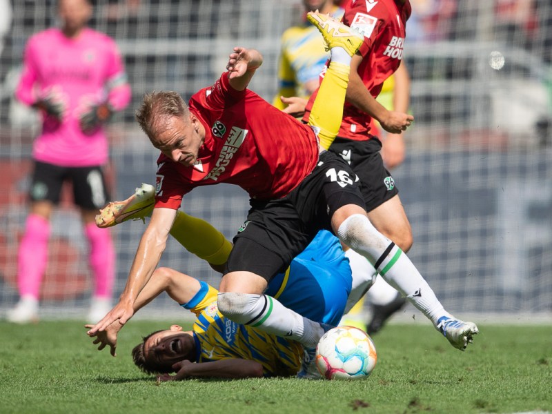 Zweikampf bei Hannover gegen Braunschweig.