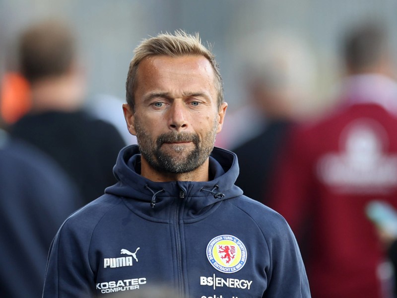 Eintracht-Trainer Michael Schiele ist nervös.