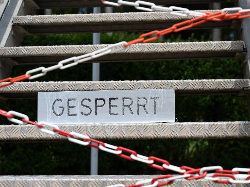 Gesperrt Schild vor Springturm