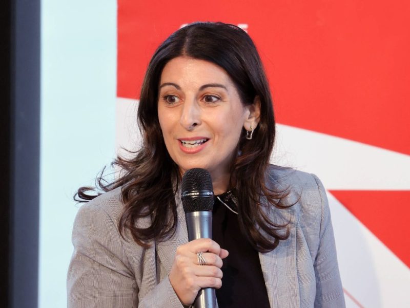 Daniela Cavallo spricht in ein Mikrofon