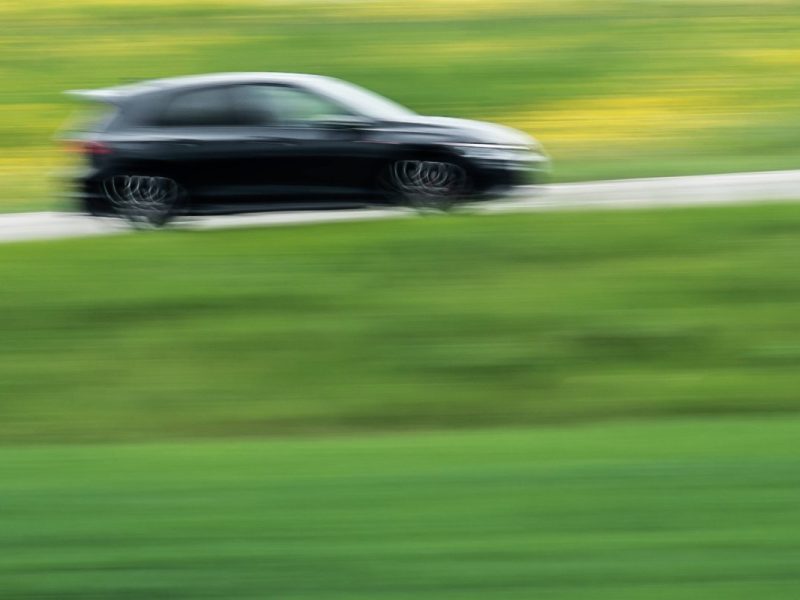 VW Golf fährt über Straße