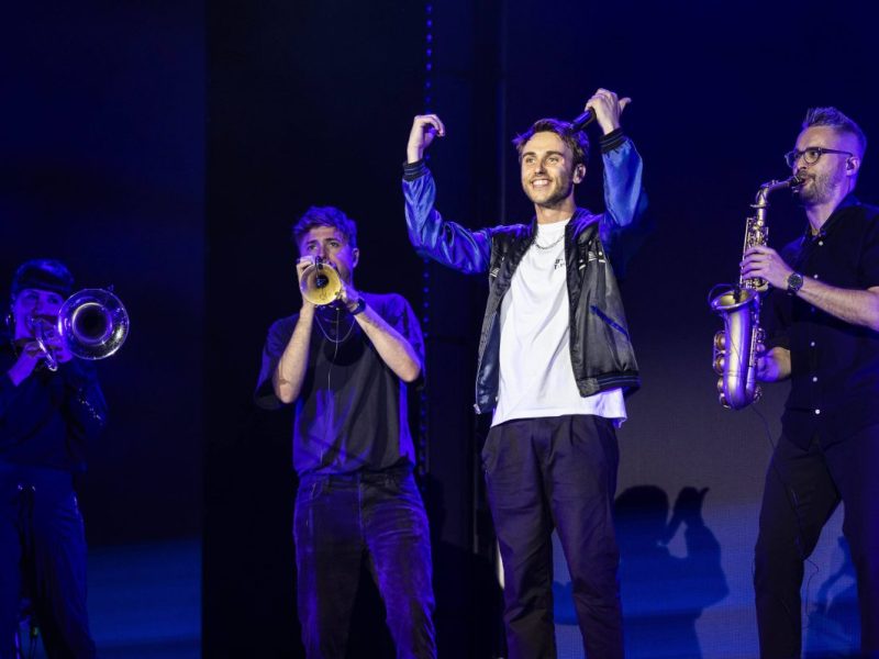Sänger Clueso steht mit seiner Band auf der Bühne