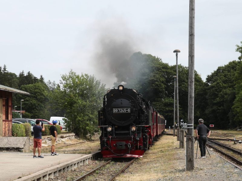 Brockenbahn fährt in Bahnhof ein