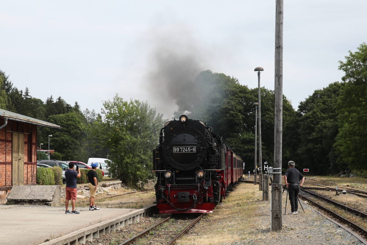 Brockenbahn fährt in Bahnhof ein