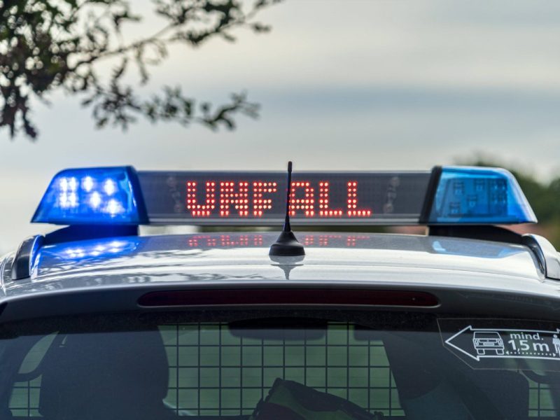 Polizeiwagen macht auf Unfall aufmerksam