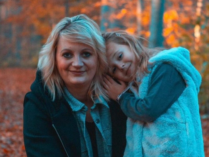 Wolfenbüttel Mutter und Tochter stehen im Wald