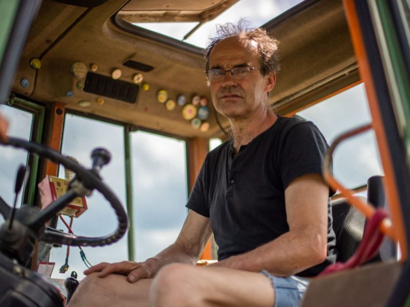 Bio-Bauer Ulf Allhoff-Cramer macht den Autokonzern VW mitverantwortlich für Schäden an seinem Hof. Er will zusammen mit Greenpeace vor Gericht erreichen, dass VW 2030 keine Verbrennungsfahrzeuge mehr verkauft.