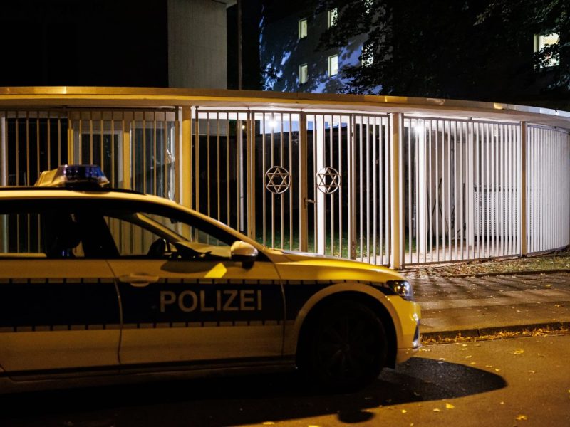 Ein Polizeiauto steht vor dem Eingangstor der Synagoge. Am höchsten jüdischen Feiertag Jom Kippur ist am Mittwoch an der Synagoge Hannover ein Fenster beschädigt worden.