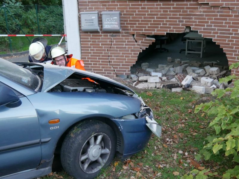 Großes Loch in der Hauswand durch Auto