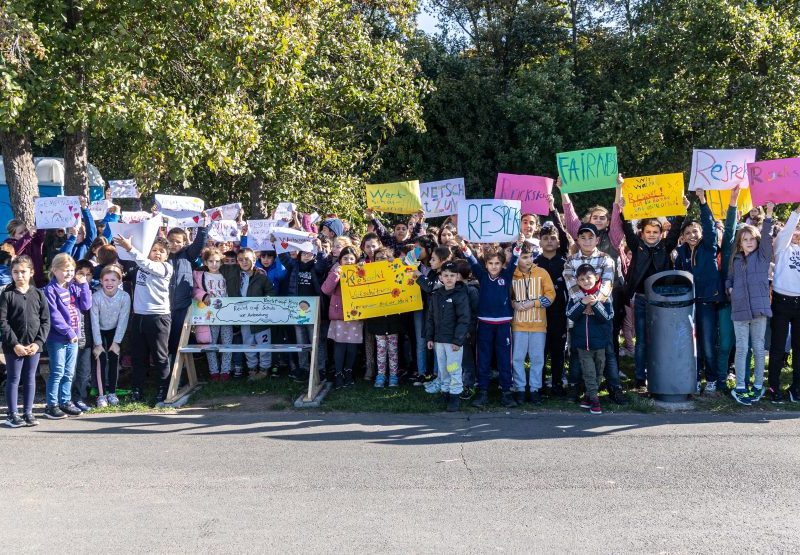 Kinder demonstrieren mit Plakaten am Salzgittersee vor einer Kinderbank