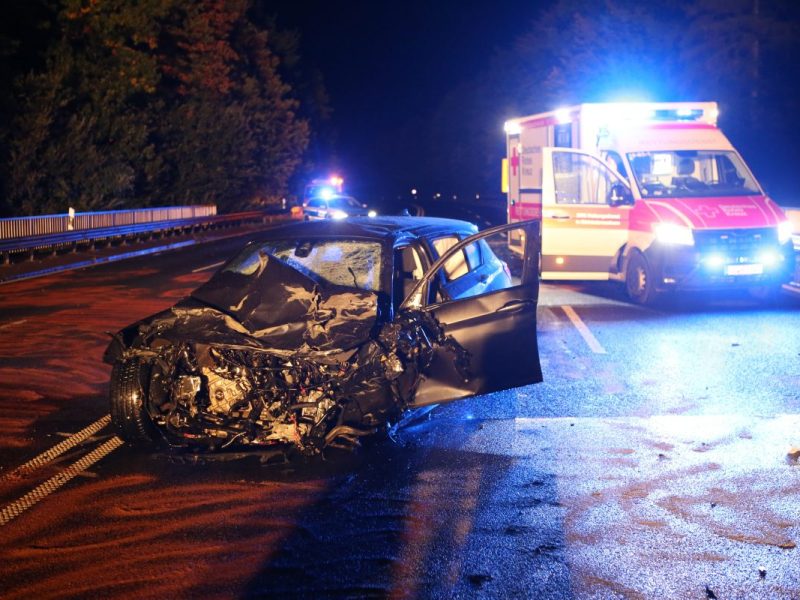 Niedersachsen: Autos stoßen zusammen - zwei Tote, zwei Schwerverletzte