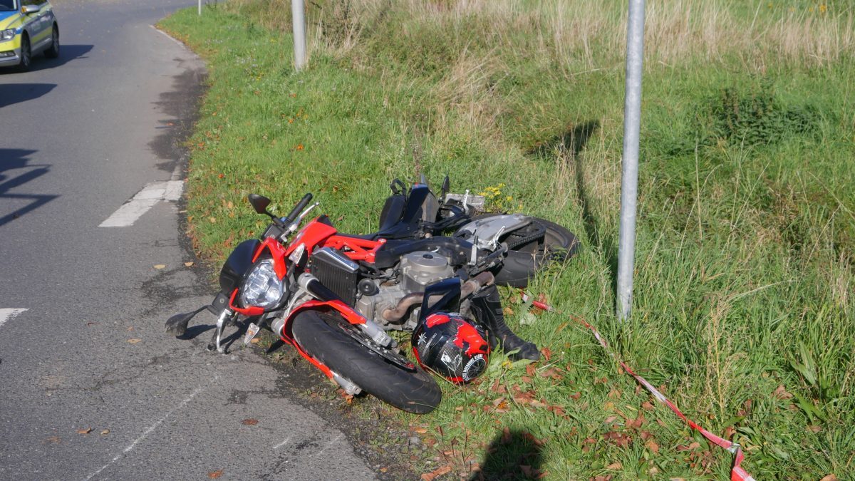 Motorrad liegt im Gras