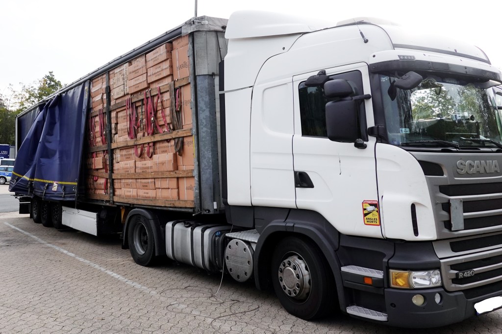 Diese Lkw-Ladung war auf jeden Fall nicht richtig gesichert.