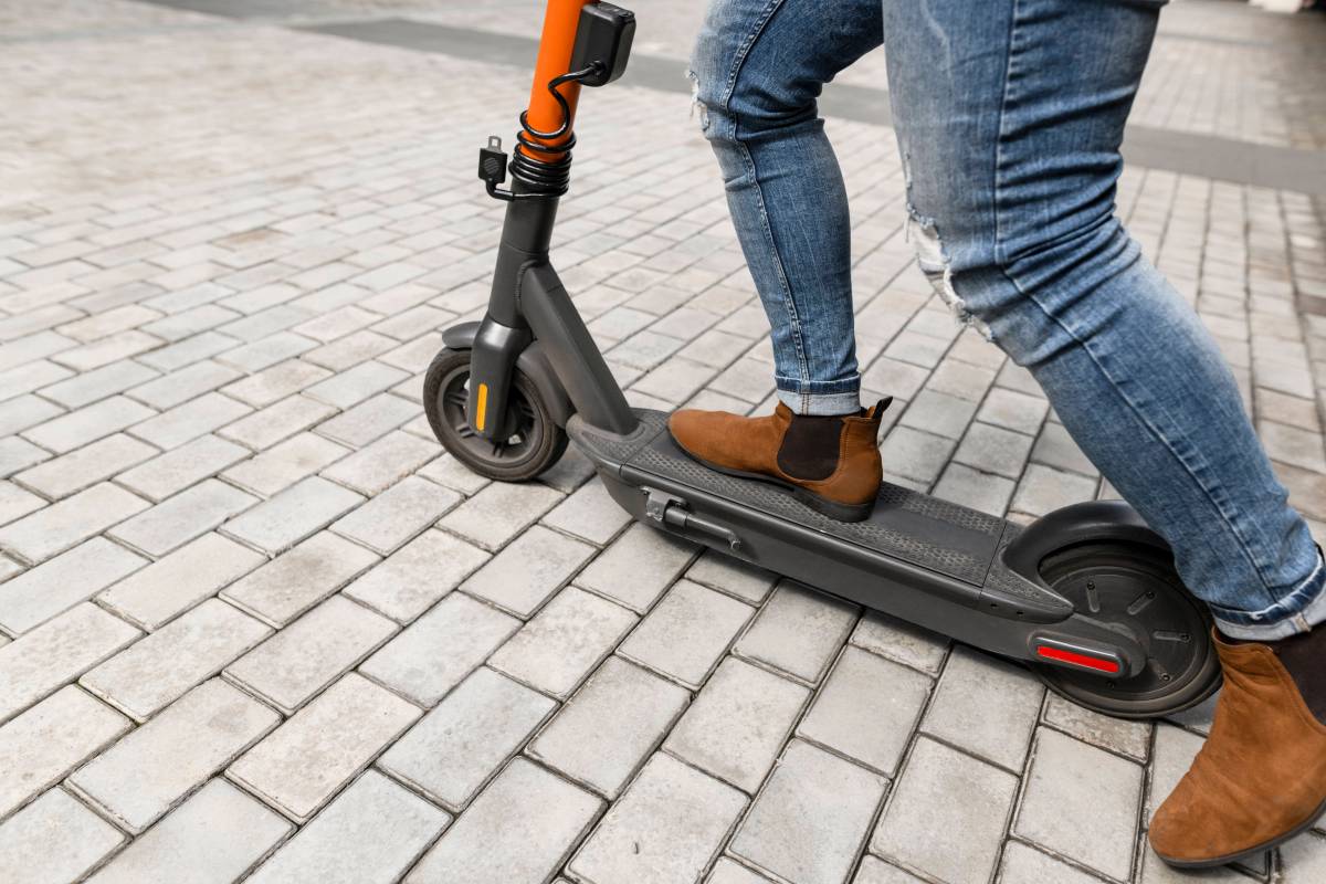 Ein Axt-Mann hat auf einem E-Scooter in Wolfsburg für Angst und Schrecken gesorgt! (Symbolbild)