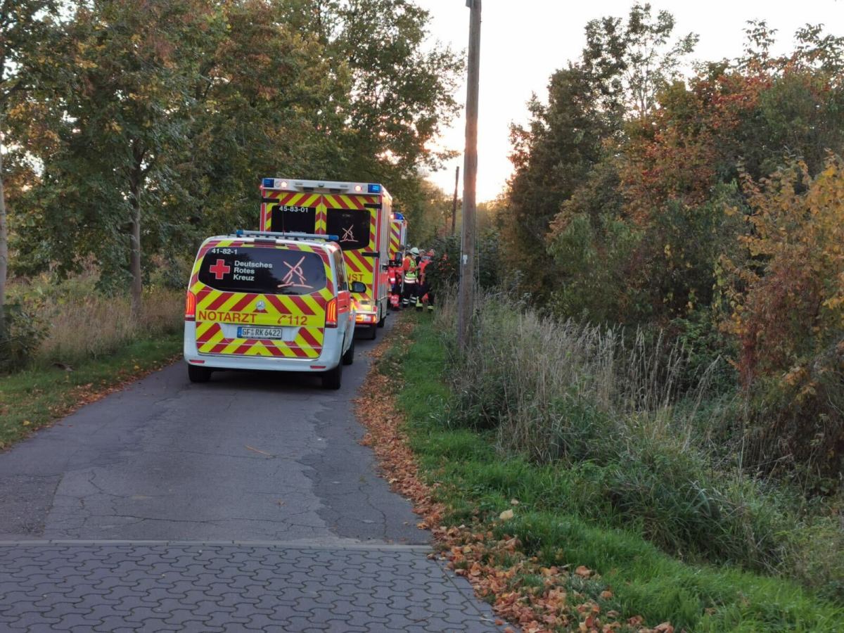 Notarztwagen stehen in Gifhorn am Unfallort