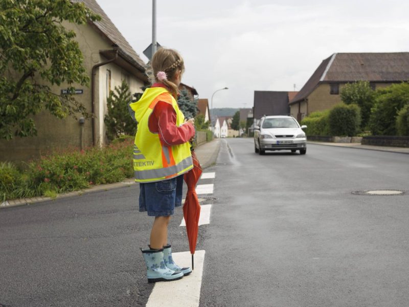 Schulkind vor der Straße
