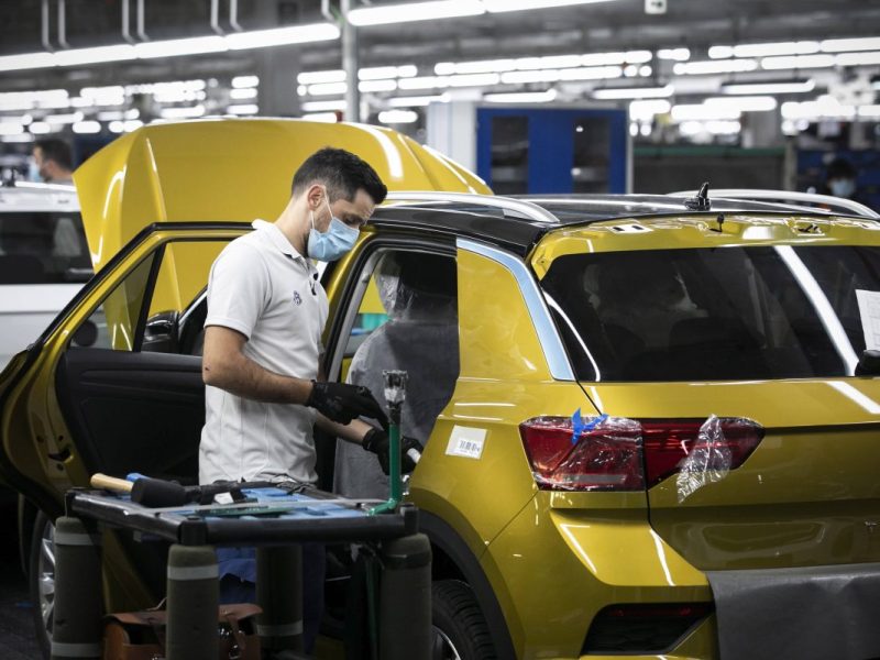 VW-Mitarbeiter schraubt an neuem Auto