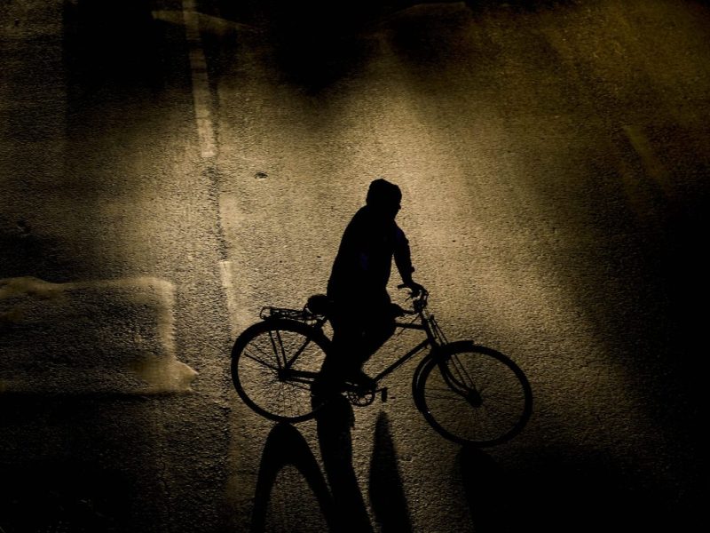A39 Braunschweig Mann steht mit seinem Fahrrad auf der Autobahn