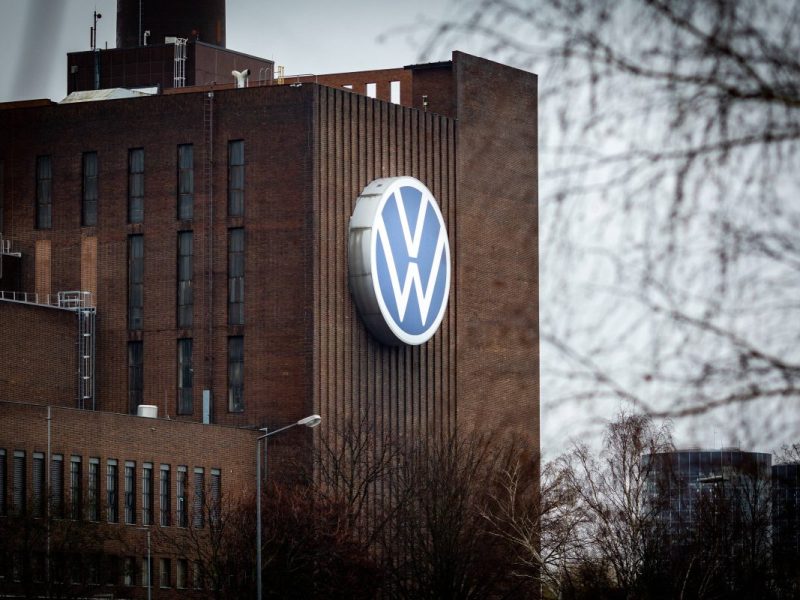 VW Logo am Wolfsburger Stammwerk