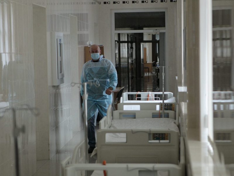Mann läuft durch Krankenhaus