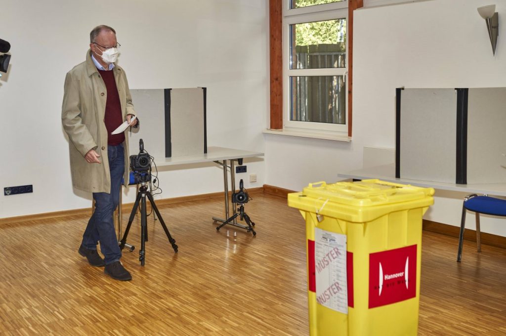 Stephan Weil bei der Stimmabgabe zur Landtagswahl 2022