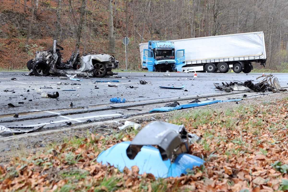 Ein völlig ausgebranntes Auto liegt am Unfallort auf der Bundesstraße 4 zwischen Bad Harzburg und Torfhaus kurz hinter Bad Harzburg nach einen schweren Verkehrsunfall zwischen einem Lkw und einem Pkw. (zu dpa: «Ein Toter und völlig ausgebranntes Auto bei Unfall nahe Bad Harzburg ») +++ dpa-Bildfunk +++