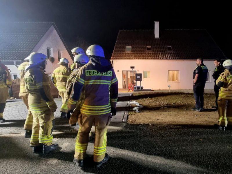 Feuerwehr und Polizei sind in der Region Hannover an einem Wohnhaus im Einsatz. Eine Familie in Springe in der Region Hannover hat am Sonntagabend ihren Grill mit den noch glühenden Kohlen in den Keller gestellt und dadurch eine Kohlenmonoxidvergiftung erlitten.