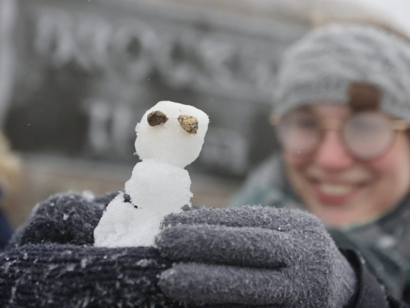 Einen kleinen Schneemann hat diese Brockenwanderin mit dem ersten Schnee auf dem Brocken gebaut. Erste Schneeflocken sind am Vormittag auf dem Brocken gefallen. Kalte Temperaturen um den Gefrierpunkt und starke Niederschläge werden auch am Wochenende für Schneeschauer sorgen.
