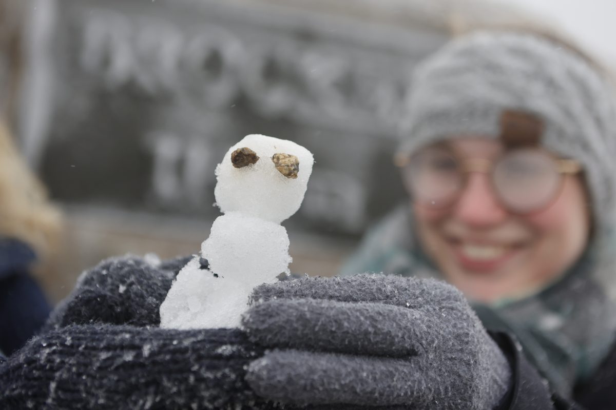 Einen kleinen Schneemann hat diese Brockenwanderin mit dem ersten Schnee auf dem Brocken gebaut. Erste Schneeflocken sind am Vormittag auf dem Brocken gefallen. Kalte Temperaturen um den Gefrierpunkt und starke Niederschläge werden auch am Wochenende für Schneeschauer sorgen.