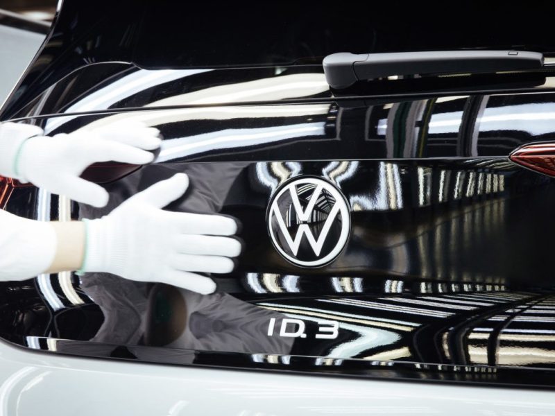 Tester sind ein Jahr lang mit dem VW ID.3 rumgefahren. Dabei haben sie genau auf den Verbrauch geachtet. Das Ergebnis überrascht.