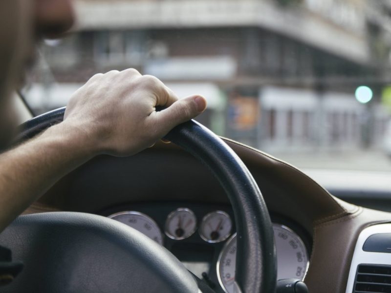 Irre Aktion in Salzgitter! Ein Autofahrer hat auf einem Schulhof für Panik gesorgt.