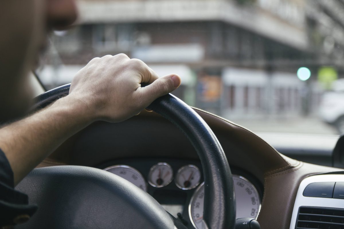 Irre Aktion in Salzgitter! Ein Autofahrer hat auf einem Schulhof für Panik gesorgt.