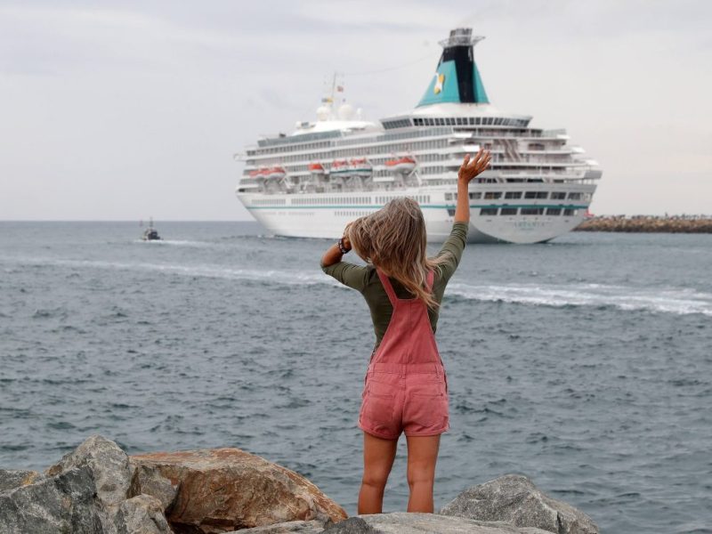 Kreuzfahrt Mädchen winkt Schiff hinterher