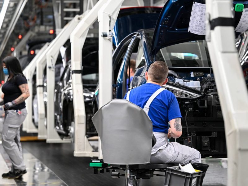 VW Mitarbeiter sitzt am Band