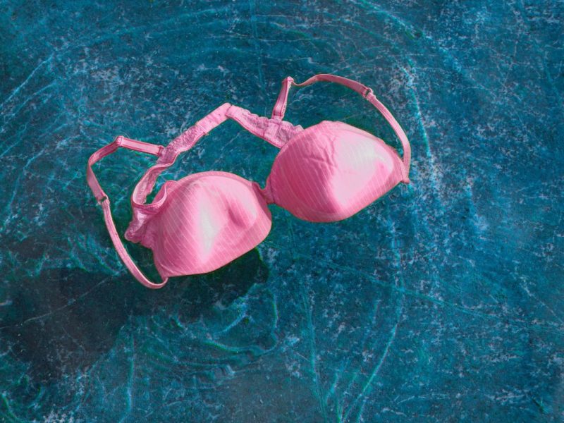 Mit freiem Oberkörper dürfen sich in den meisten Schwimmbädern nur Männer zeigen. Nach Göttingen ändert jetzt allerdings auch die niedersächsische Landeshauptstadt ihre Badeordnung.