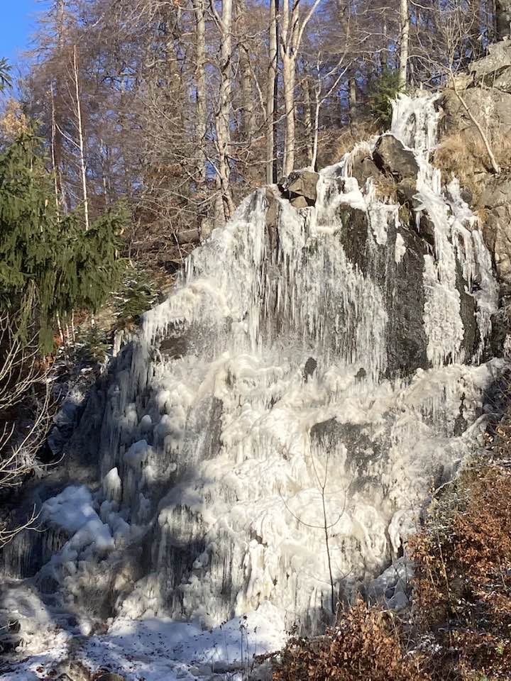 Der Raudaufall im Harz war am Sonntag zu Eis erstarrt.