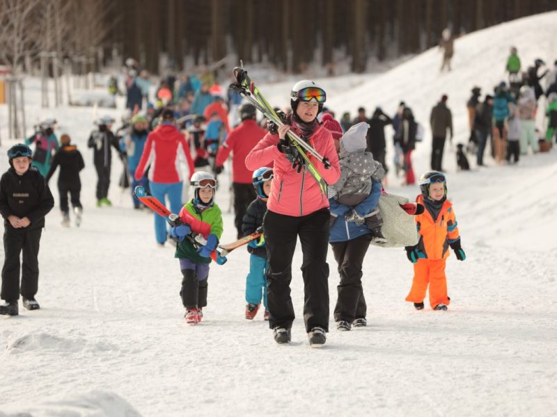 Ausflügler gehen am Wurmberg auf die Skipiste. Zahlreiche Wintersporttouristen nutzten das herrliche Winterwetter um im Harz Ski und Schlitten zu fahren. Besonders in den oberen Lange des Harzes waren die Wintersportbedingungen gut.