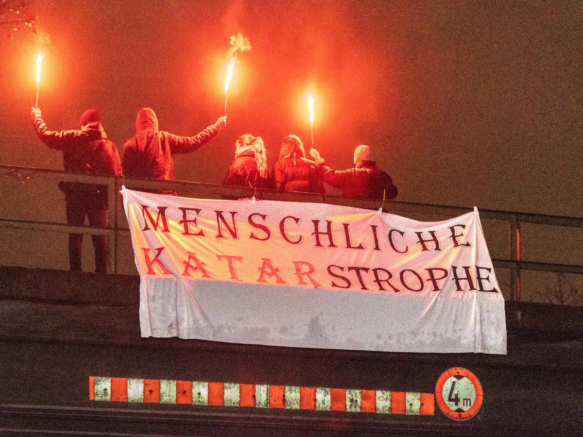 Junge Menschen aus Salzgitter fordern auf, die WM zu boykottieren.