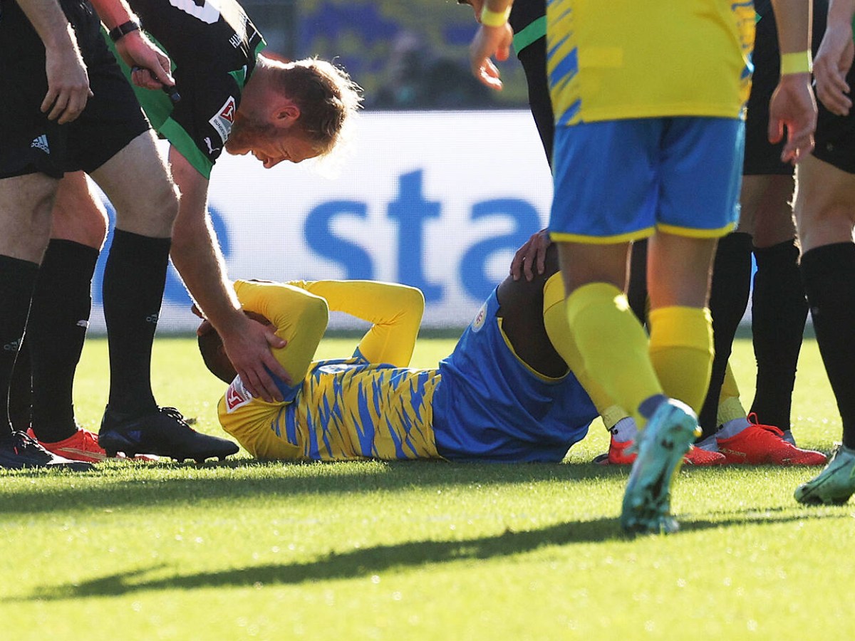 Anthony Ujah liegt verletzt am Boden.