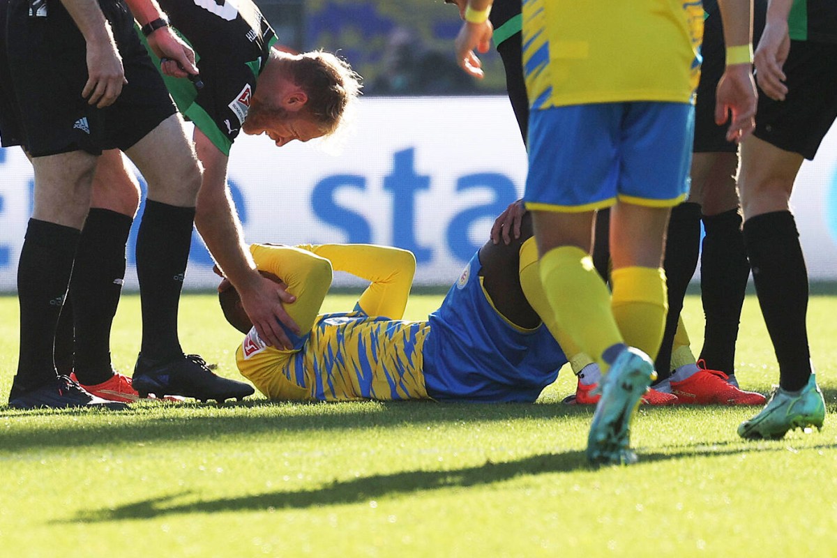 Anthony Ujah liegt verletzt am Boden.