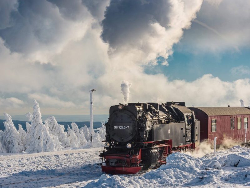 Die Brocken-Bahn ist ein extrem beliebtes Fotomotiv. Aber so manch ein Fotograf geht im Harz den berühmten Schritt zu weit.