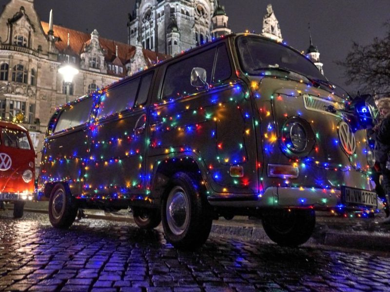 Am Ssmstag werden wieder Dutzende leuchtende VW-Modelle durch Hannover rollen.